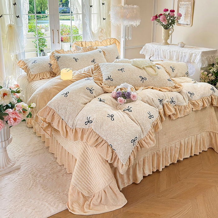 91家纺网 家纺一手货源 找家纺 芷卧 2025新款高克重雕花牛奶绒夹棉床盖款四件套 初次邂逅