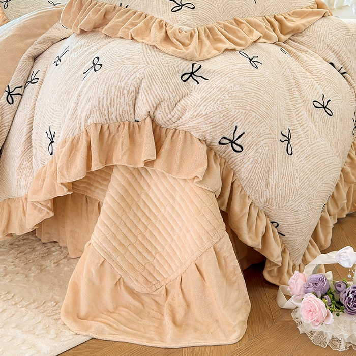 91家纺网 家纺一手货源 找家纺 芷卧 2025新款高克重雕花牛奶绒夹棉床盖款四件套 初次邂逅