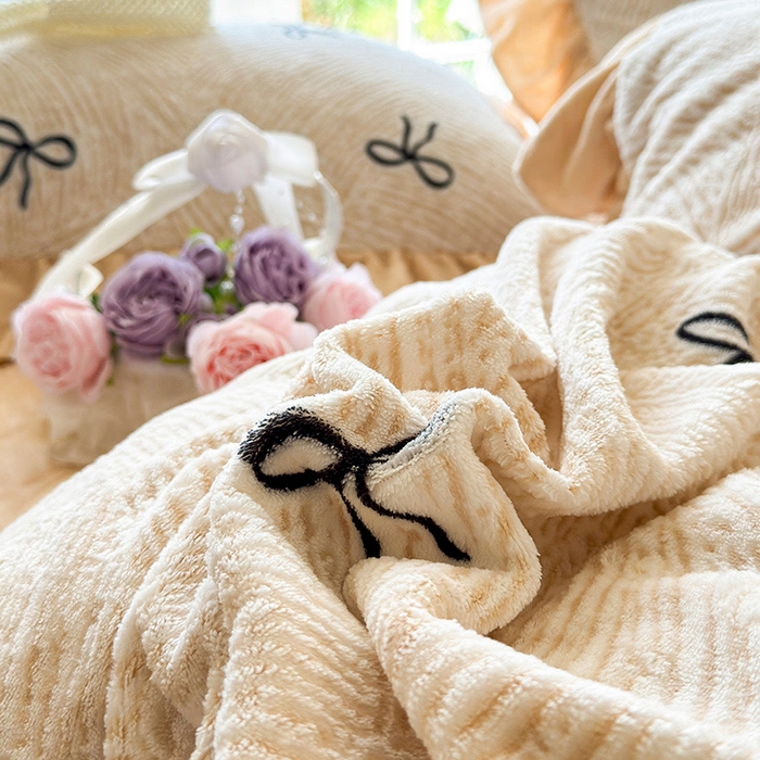 91家纺网 家纺一手货源 找家纺 芷卧 2025新款高克重雕花牛奶绒夹棉床盖款四件套 初次邂逅