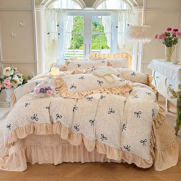 91家纺网 家纺一手货源 找家纺 芷卧 2025新款高克重雕花牛奶绒夹棉床盖款四件套 初次邂逅