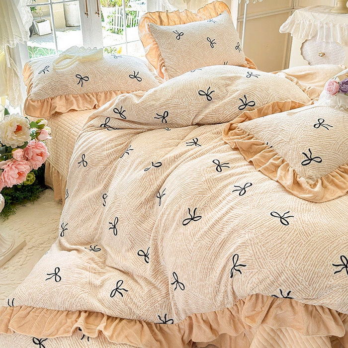 91家纺网 家纺一手货源 找家纺 芷卧 2025新款高克重雕花牛奶绒夹棉床盖款四件套 初次邂逅