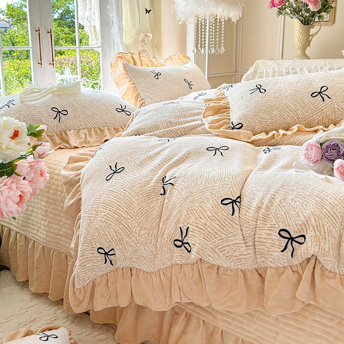 91家纺网 家纺一手货源 找家纺 芷卧 2025新款高克重雕花牛奶绒夹棉床盖款四件套 初次邂逅