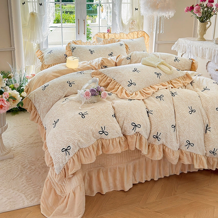 91家纺网 家纺一手货源 找家纺 芷卧 2025新款高克重雕花牛奶绒夹棉床盖款四件套 初次邂逅