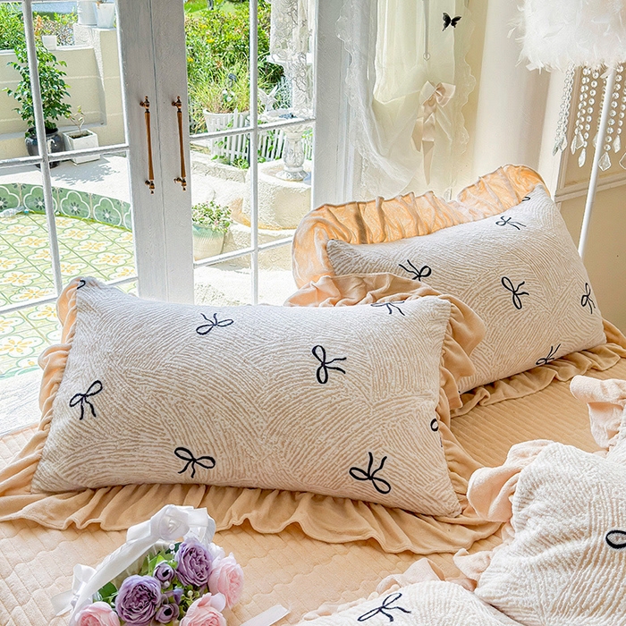 91家纺网 家纺一手货源 找家纺 芷卧 2025新款高克重雕花牛奶绒夹棉床盖款四件套 初次邂逅