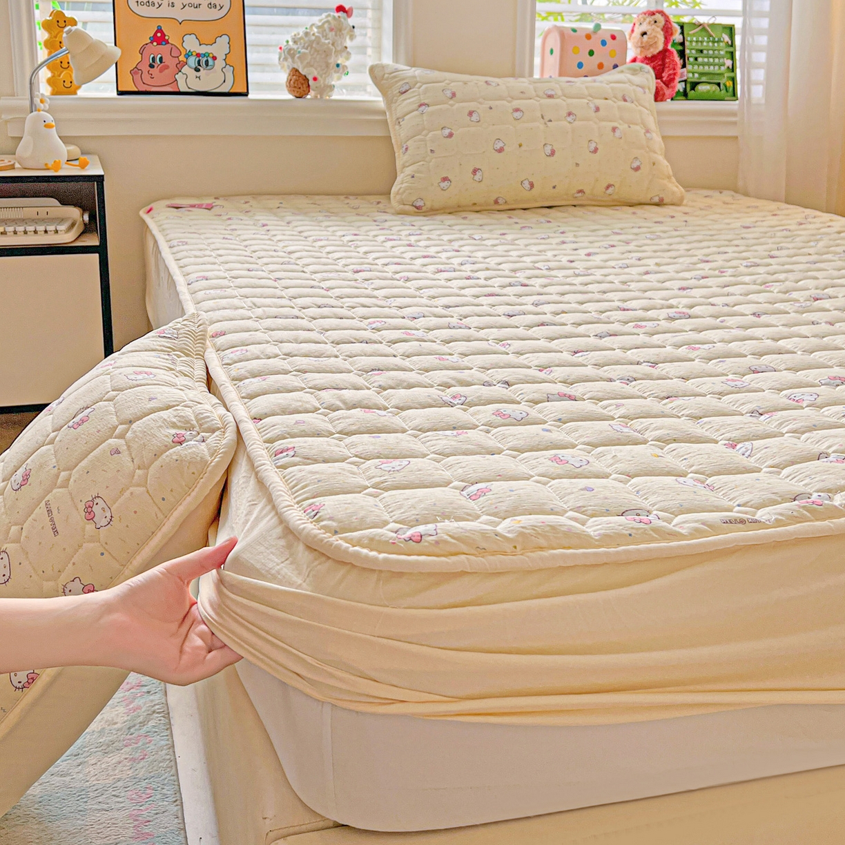 91家纺网 家纺一手货源 找家纺 星禾优选 2025新款三丽鸥云感双层纱夹棉床笠系列-大床款 床笠款-彩带凯蒂