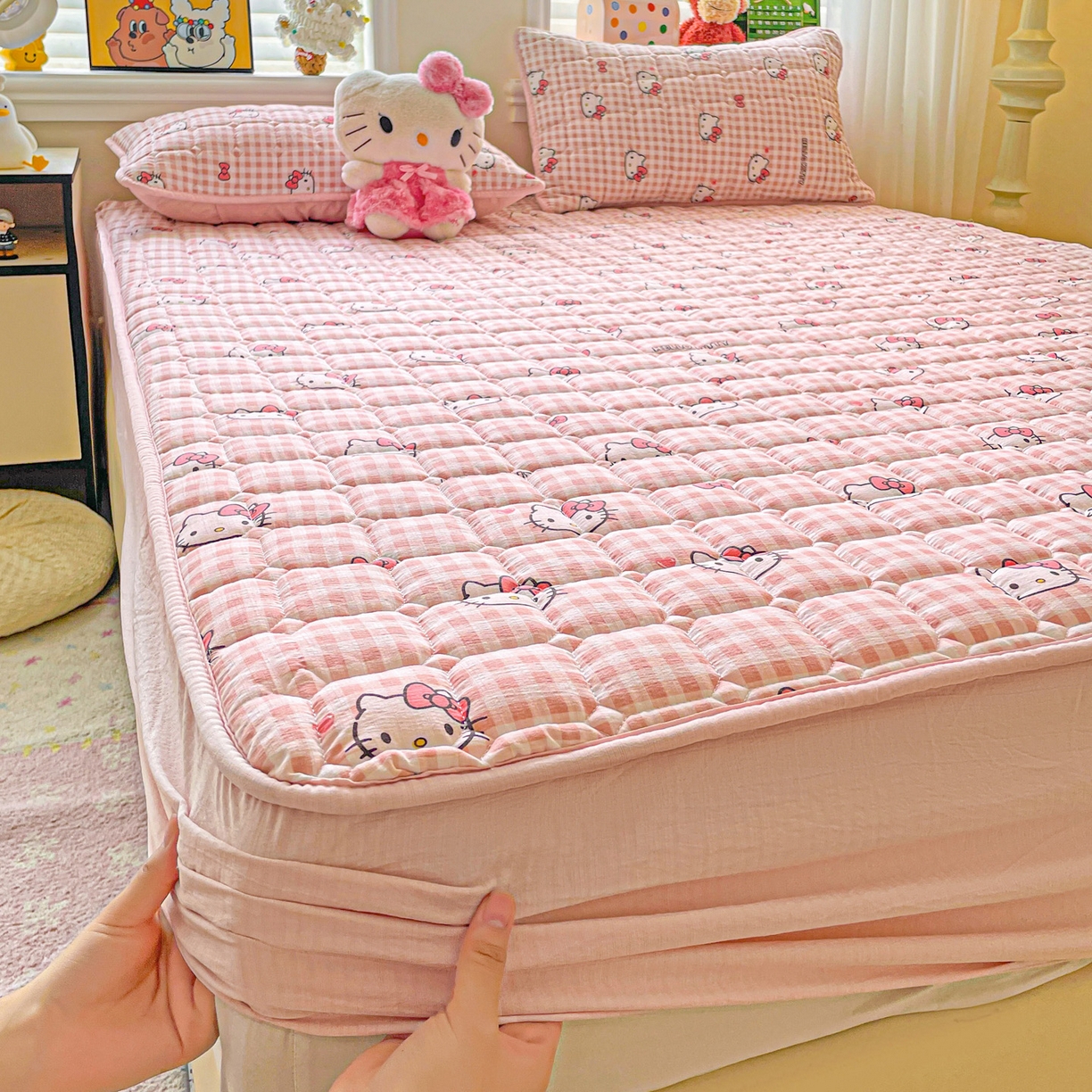 91家纺网 家纺一手货源 找家纺 星禾优选 2025新款三丽鸥云感双层纱夹棉床笠系列-大床款 床笠款-胡须粉kt