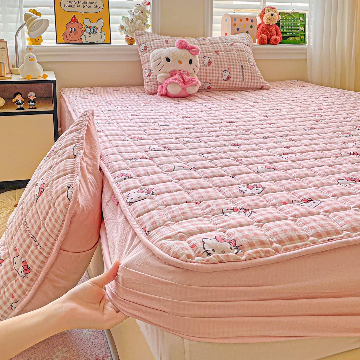 91家纺网 家纺一手货源 找家纺 星禾优选 2025新款三丽鸥云感双层纱夹棉床笠系列-大床款 床笠款-胡须粉kt