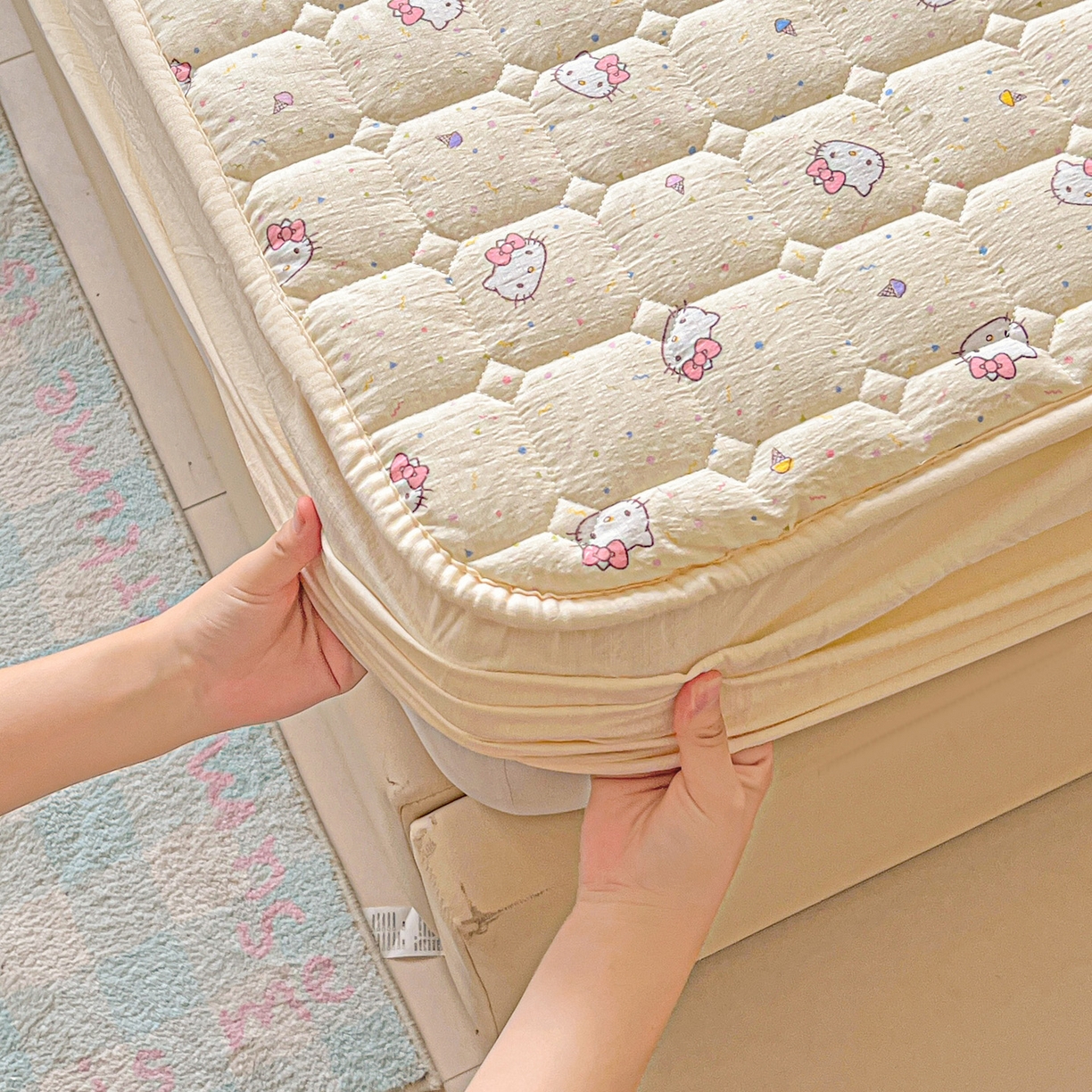 91家纺网 家纺一手货源 找家纺 星禾优选 2025新款三丽鸥云感双层纱夹棉床笠系列-大床款 床笠款-彩带凯蒂