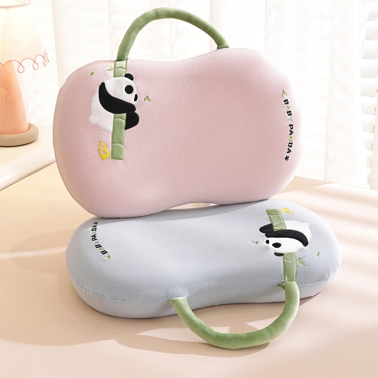 91家纺网 家纺一手货源 找家纺 （总）蔻眠 暖绒节节高熊猫手提猫肚枕儿童记忆枕芯学生护颈椎枕头