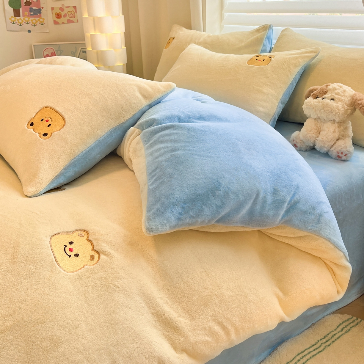 91家纺网 家纺一手货源 找家纺 如一 2025新款200克缸染高克重精绣牛奶绒四件套 绒-奶油熊-黄蓝