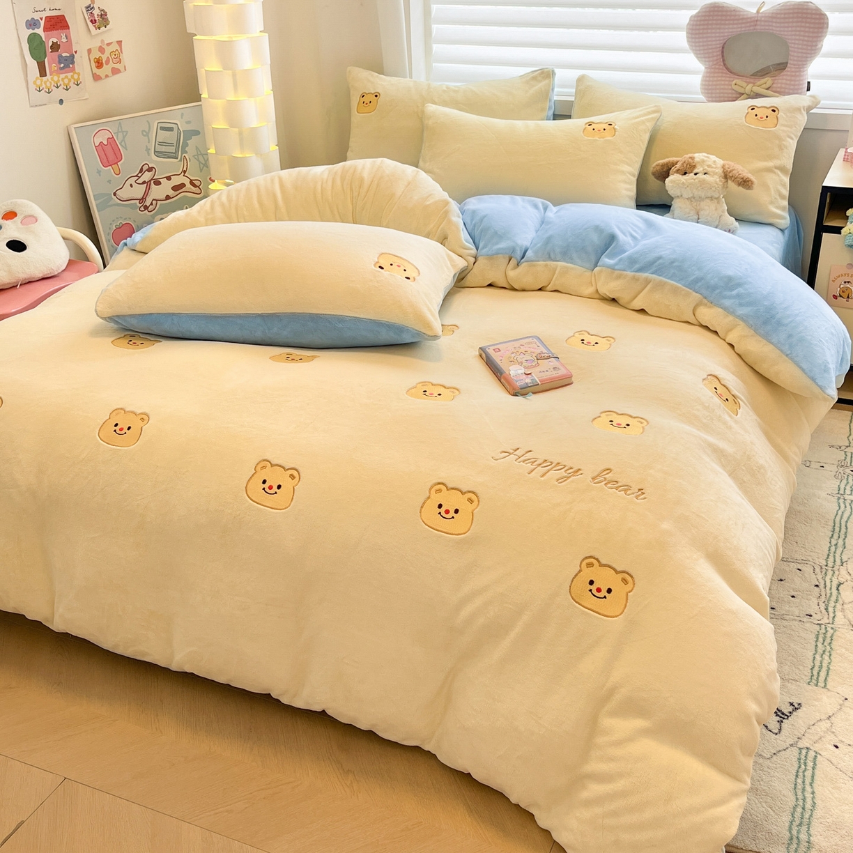 91家纺网 家纺一手货源 找家纺 如一 2025新款200克缸染高克重精绣牛奶绒四件套 绒-奶油熊-黄蓝