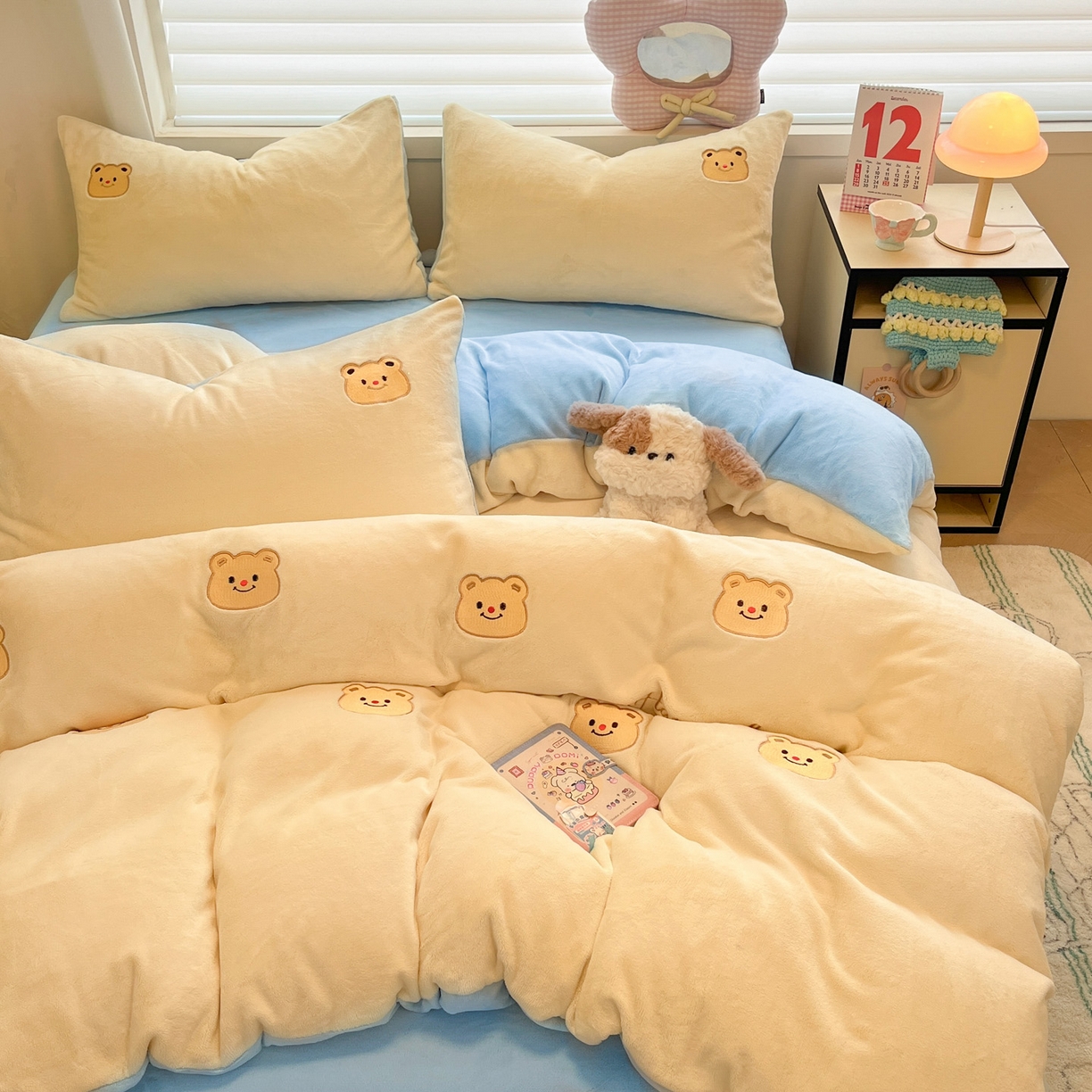 91家纺网 家纺一手货源 找家纺 如一 2025新款200克缸染高克重精绣牛奶绒四件套 绒-奶油熊-黄蓝