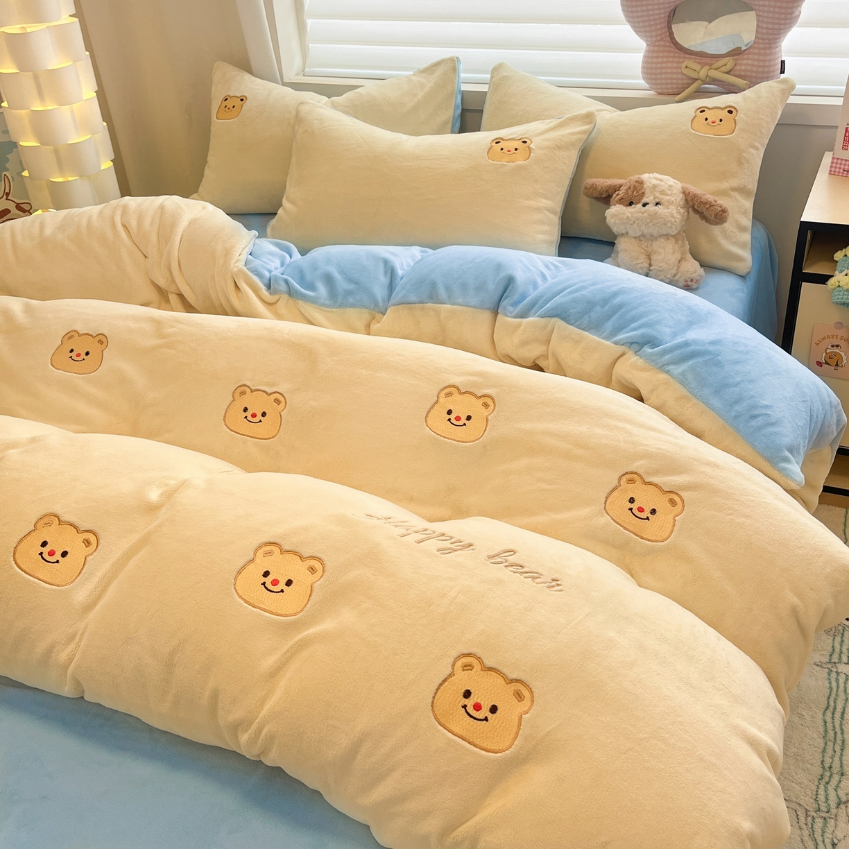 91家纺网 家纺一手货源 找家纺 如一 2025新款200克缸染高克重精绣牛奶绒四件套 绒-奶油熊-黄蓝