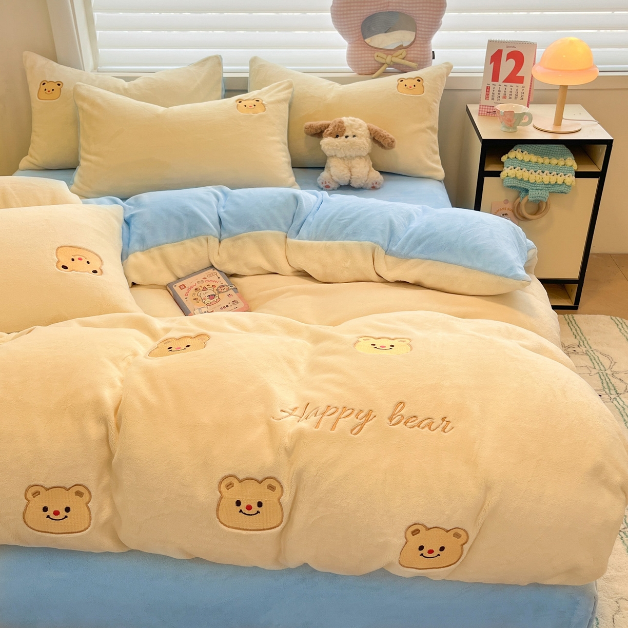 91家纺网 家纺一手货源 找家纺 如一 2025新款200克缸染高克重精绣牛奶绒四件套 绒-奶油熊-黄蓝