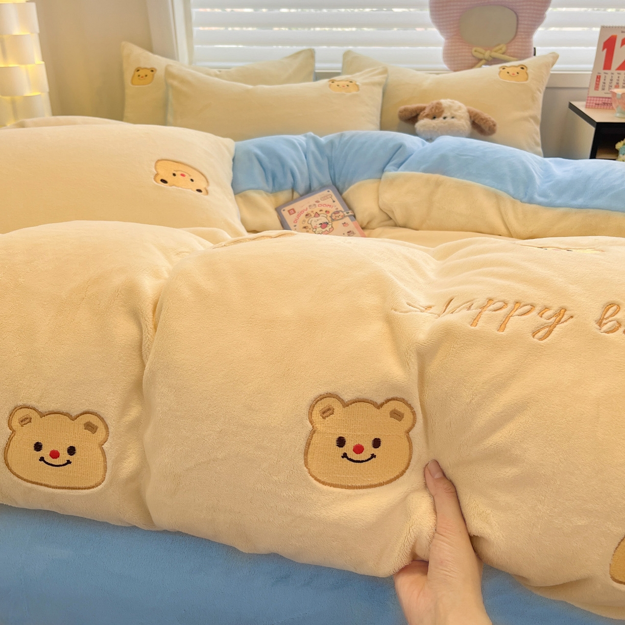 91家纺网 家纺一手货源 找家纺 如一 2025新款200克缸染高克重精绣牛奶绒四件套 绒-奶油熊-黄蓝