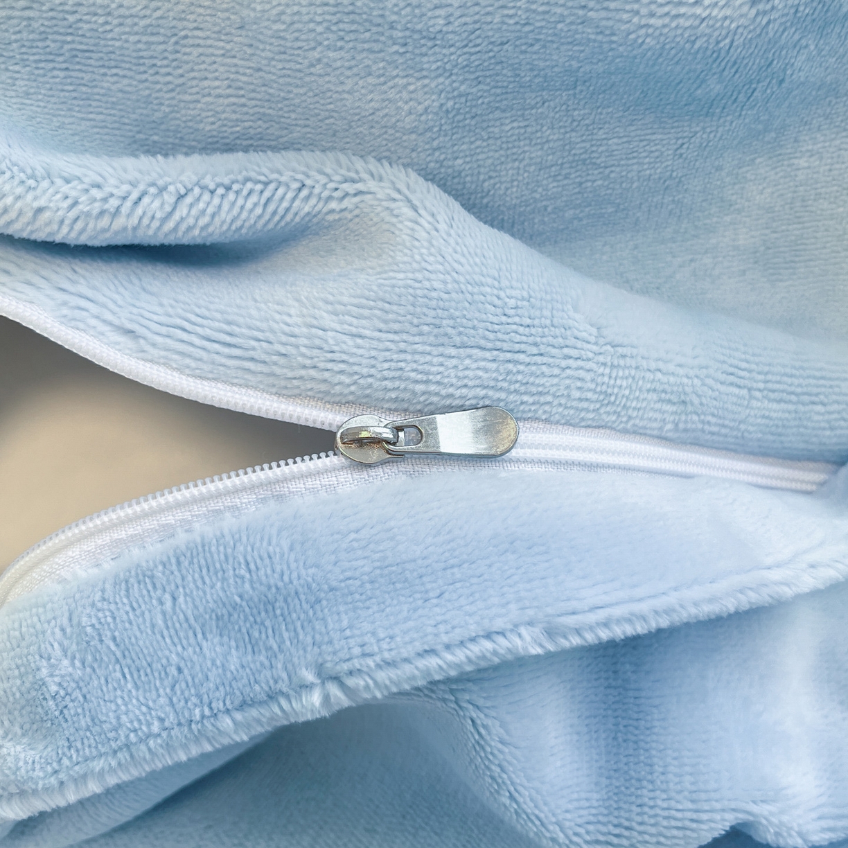 91家纺网 家纺一手货源 找家纺 如一 2025新款200克缸染高克重精绣牛奶绒四件套 绒-奶油熊-黄蓝