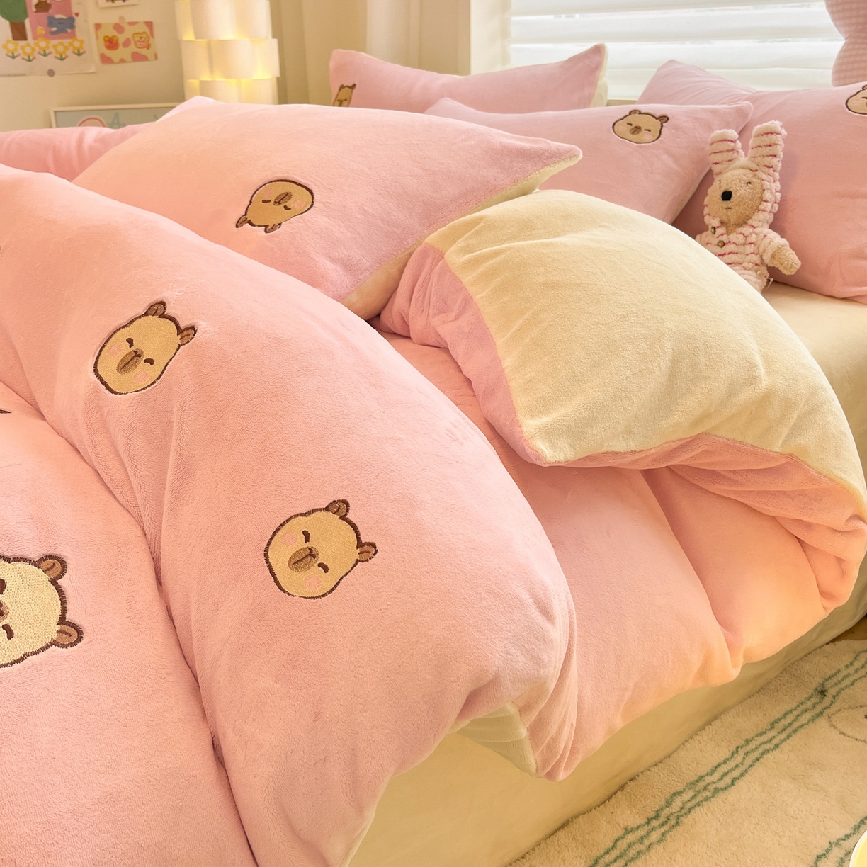 如一 2025新款200克缸染高克重精绣牛奶绒四件套 绒-卡皮巴拉-粉米