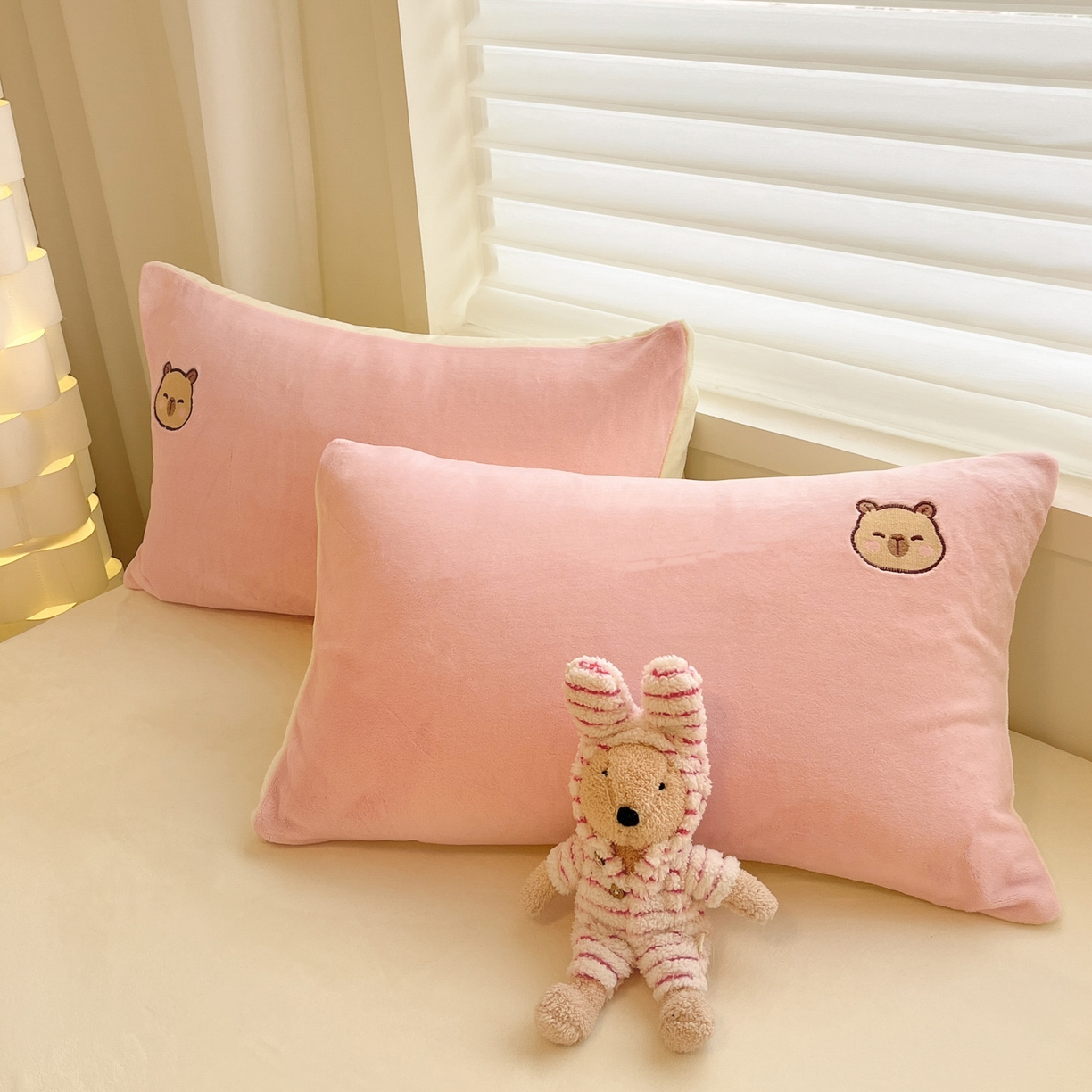 91家纺网 家纺一手货源 找家纺 如一 2025新款200克缸染高克重精绣牛奶绒四件套 绒-卡皮巴拉-粉米