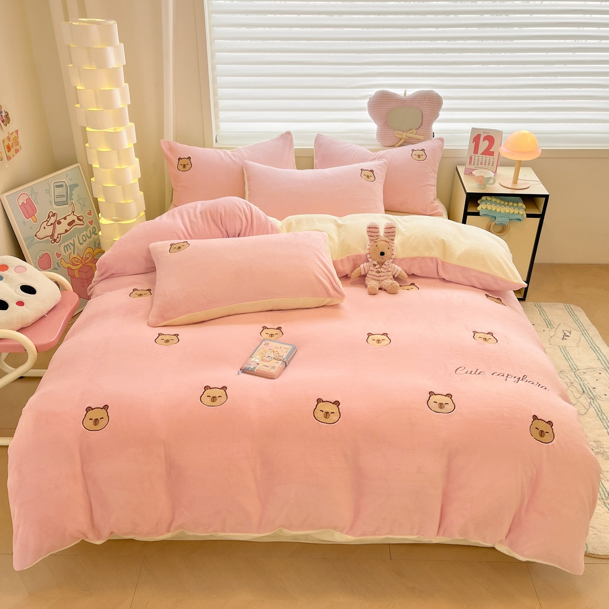 91家纺网 家纺一手货源 找家纺 如一 2025新款200克缸染高克重精绣牛奶绒四件套 绒-卡皮巴拉-粉米