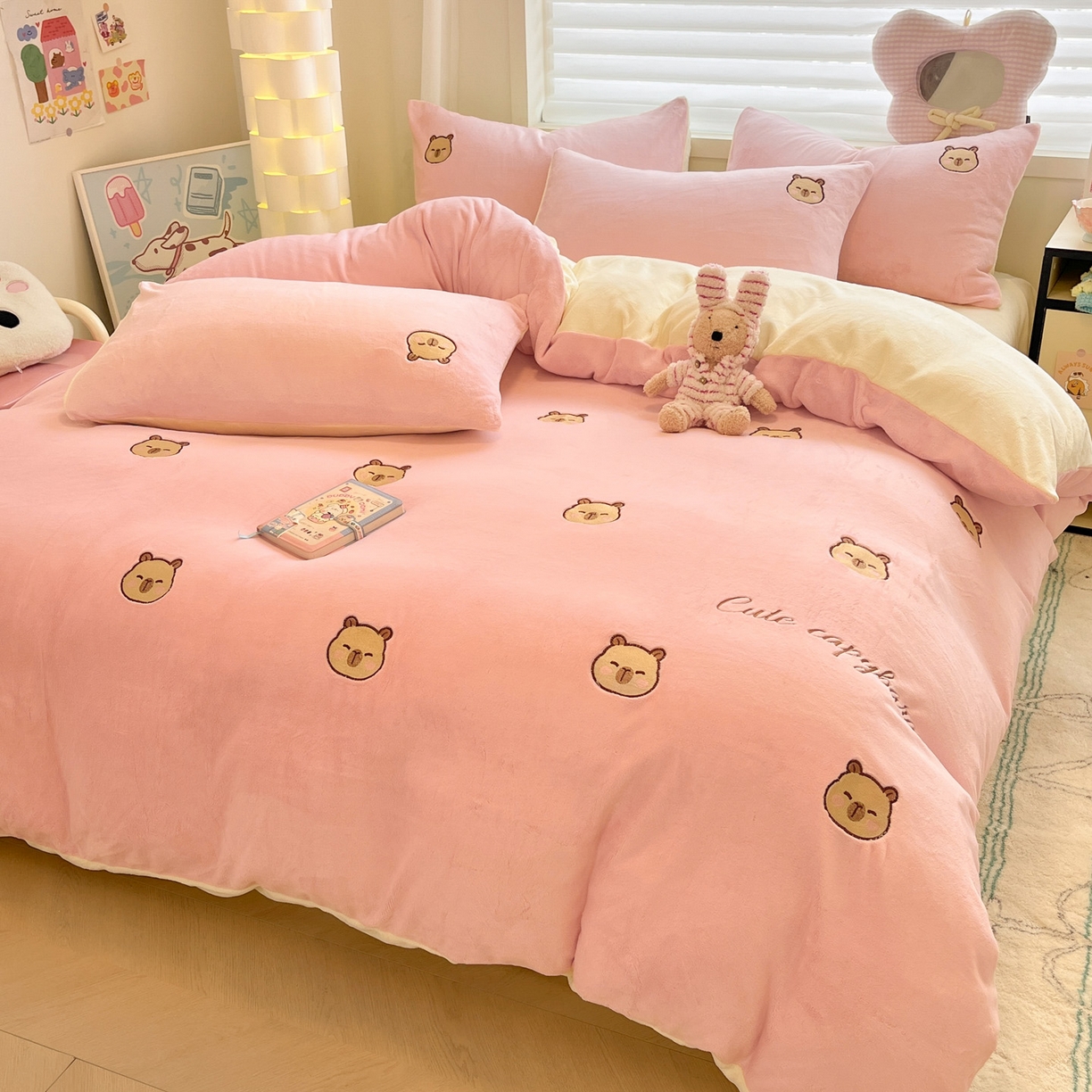 91家纺网 家纺一手货源 找家纺 如一 2025新款200克缸染高克重精绣牛奶绒四件套 绒-卡皮巴拉-粉米