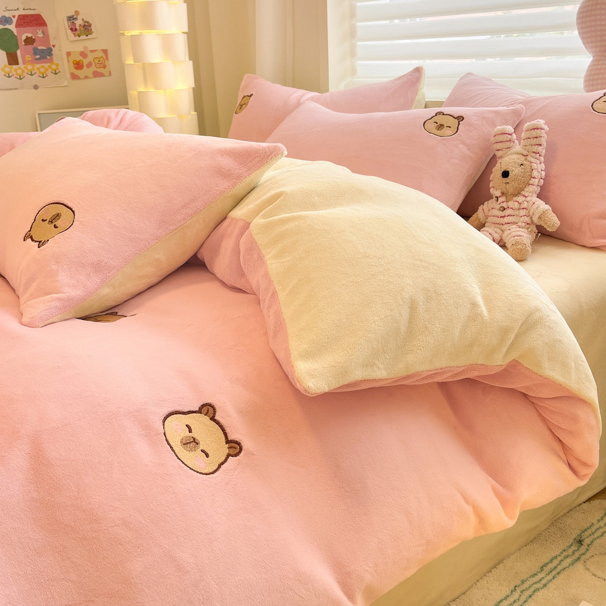 91家纺网 家纺一手货源 找家纺 如一 2025新款200克缸染高克重精绣牛奶绒四件套 绒-卡皮巴拉-粉米