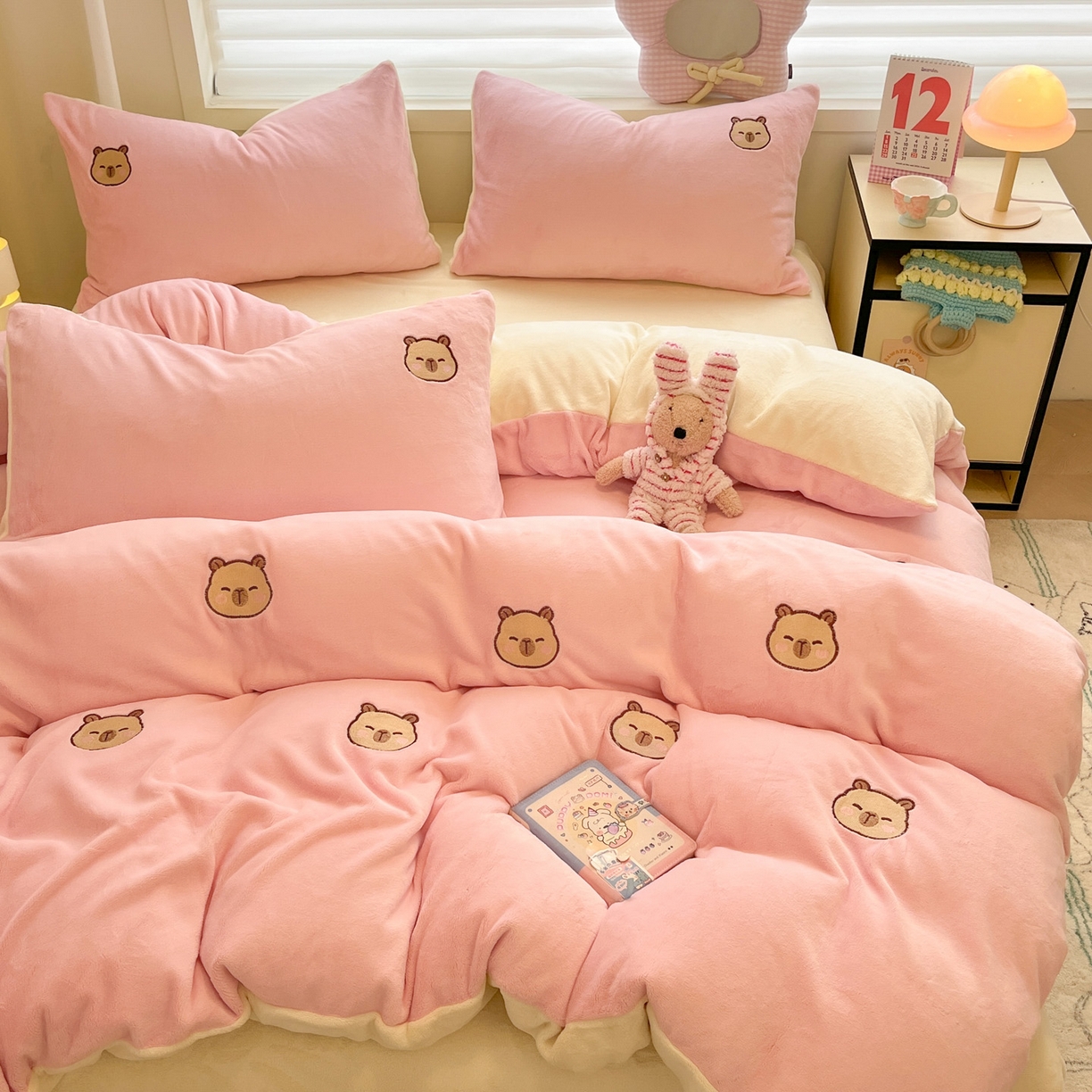 91家纺网 家纺一手货源 找家纺 如一 2025新款200克缸染高克重精绣牛奶绒四件套 绒-卡皮巴拉-粉米