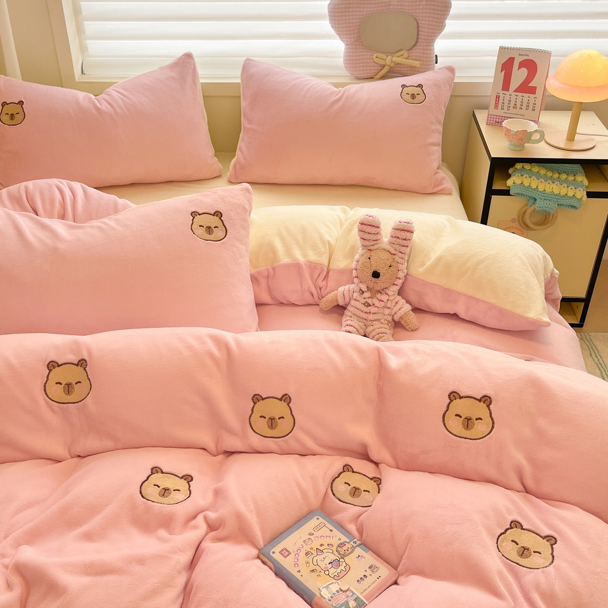 91家纺网 家纺一手货源 找家纺 如一 2025新款200克缸染高克重精绣牛奶绒四件套 绒-卡皮巴拉-粉米