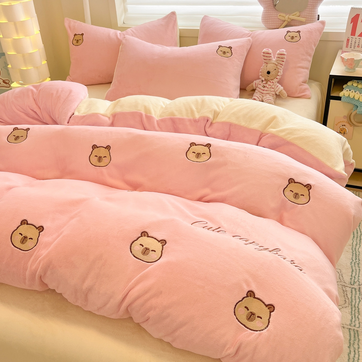 91家纺网 家纺一手货源 找家纺 如一 2025新款200克缸染高克重精绣牛奶绒四件套 绒-卡皮巴拉-粉米