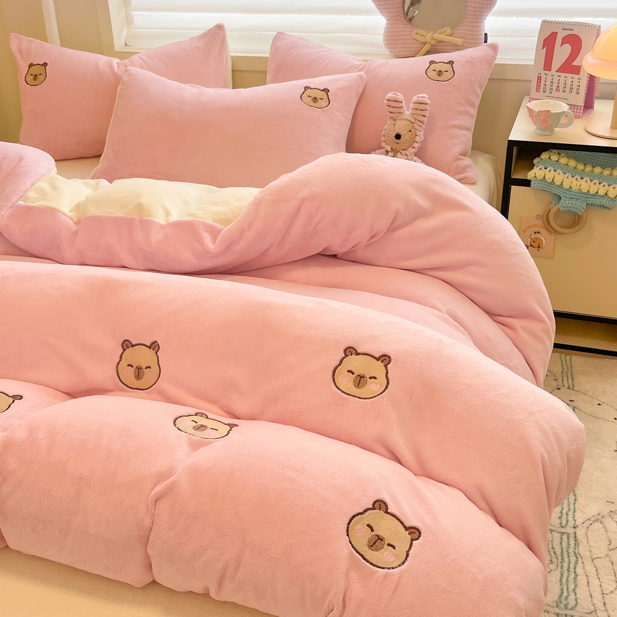 91家纺网 家纺一手货源 找家纺 如一 2025新款200克缸染高克重精绣牛奶绒四件套 绒-卡皮巴拉-粉米