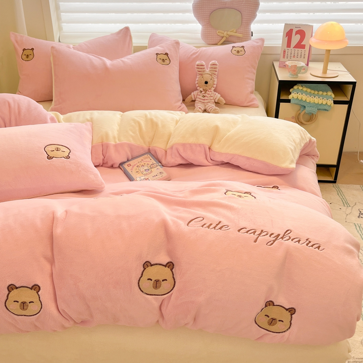 91家纺网 家纺一手货源 找家纺 如一 2025新款200克缸染高克重精绣牛奶绒四件套 绒-卡皮巴拉-粉米