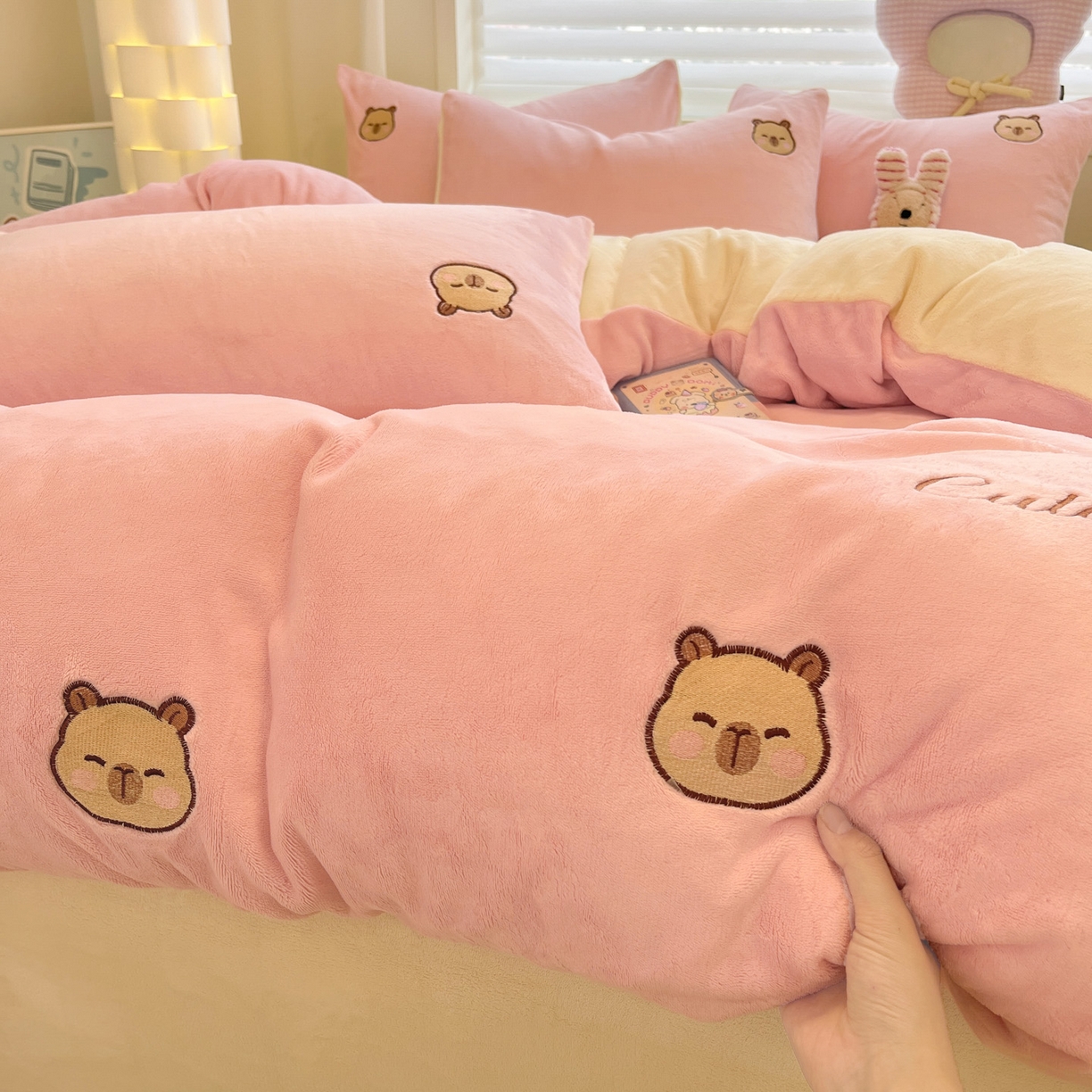 91家纺网 家纺一手货源 找家纺 如一 2025新款200克缸染高克重精绣牛奶绒四件套 绒-卡皮巴拉-粉米