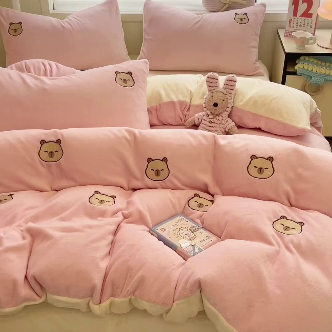 91家纺网 家纺一手货源 找家纺 如一 2025新款200克缸染高克重精绣牛奶绒四件套 绒-卡皮巴拉-粉米