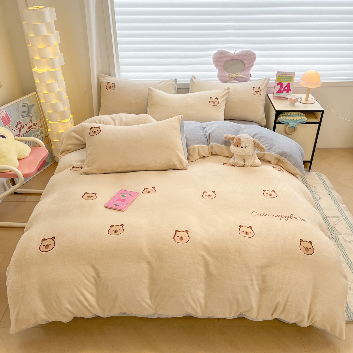 91家纺网 家纺一手货源 找家纺 如一 2025新款200克缸染高克重精绣牛奶绒四件套 绒-卡皮巴拉-杏灰