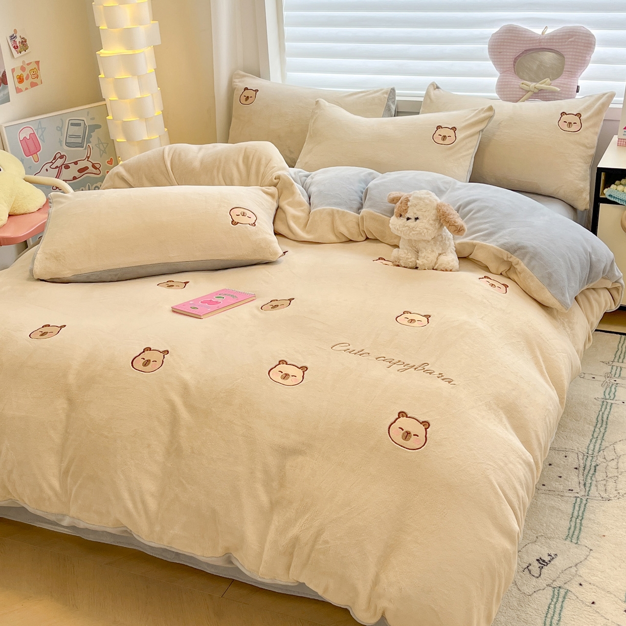 91家纺网 家纺一手货源 找家纺 如一 2025新款200克缸染高克重精绣牛奶绒四件套 绒-卡皮巴拉-杏灰