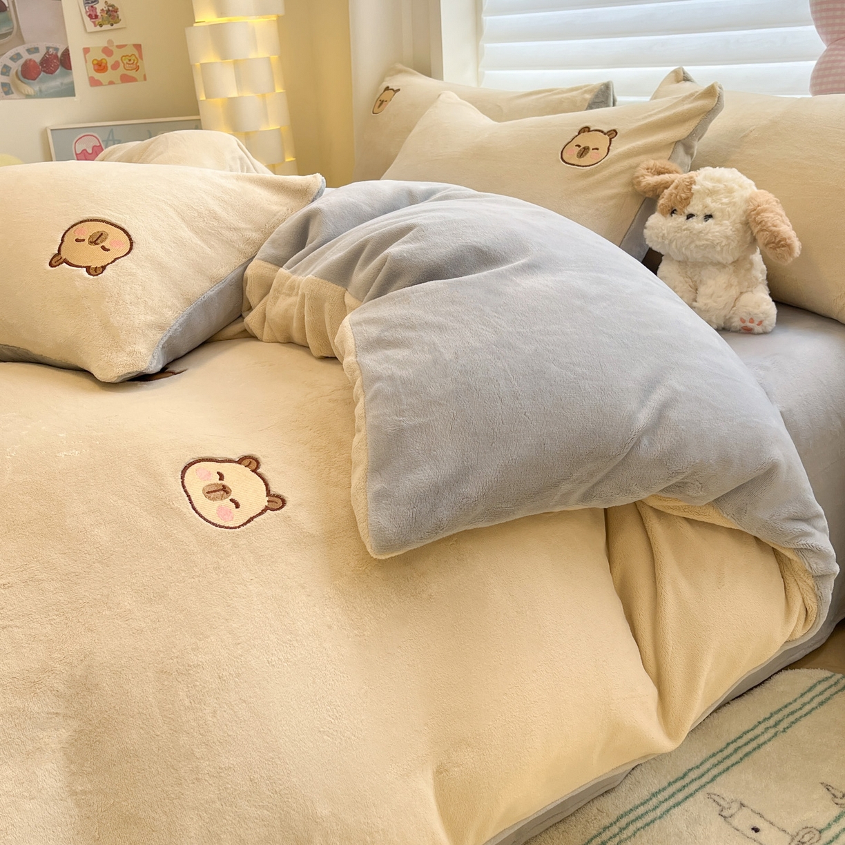 91家纺网 家纺一手货源 找家纺 如一 2025新款200克缸染高克重精绣牛奶绒四件套 绒-卡皮巴拉-杏灰