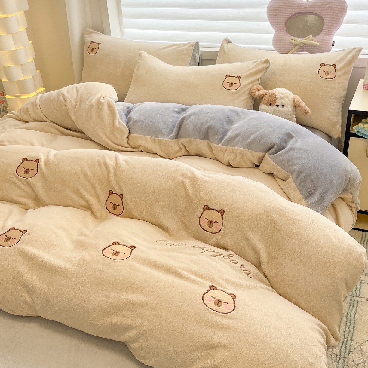 91家纺网 家纺一手货源 找家纺 如一 2025新款200克缸染高克重精绣牛奶绒四件套 绒-卡皮巴拉-杏灰