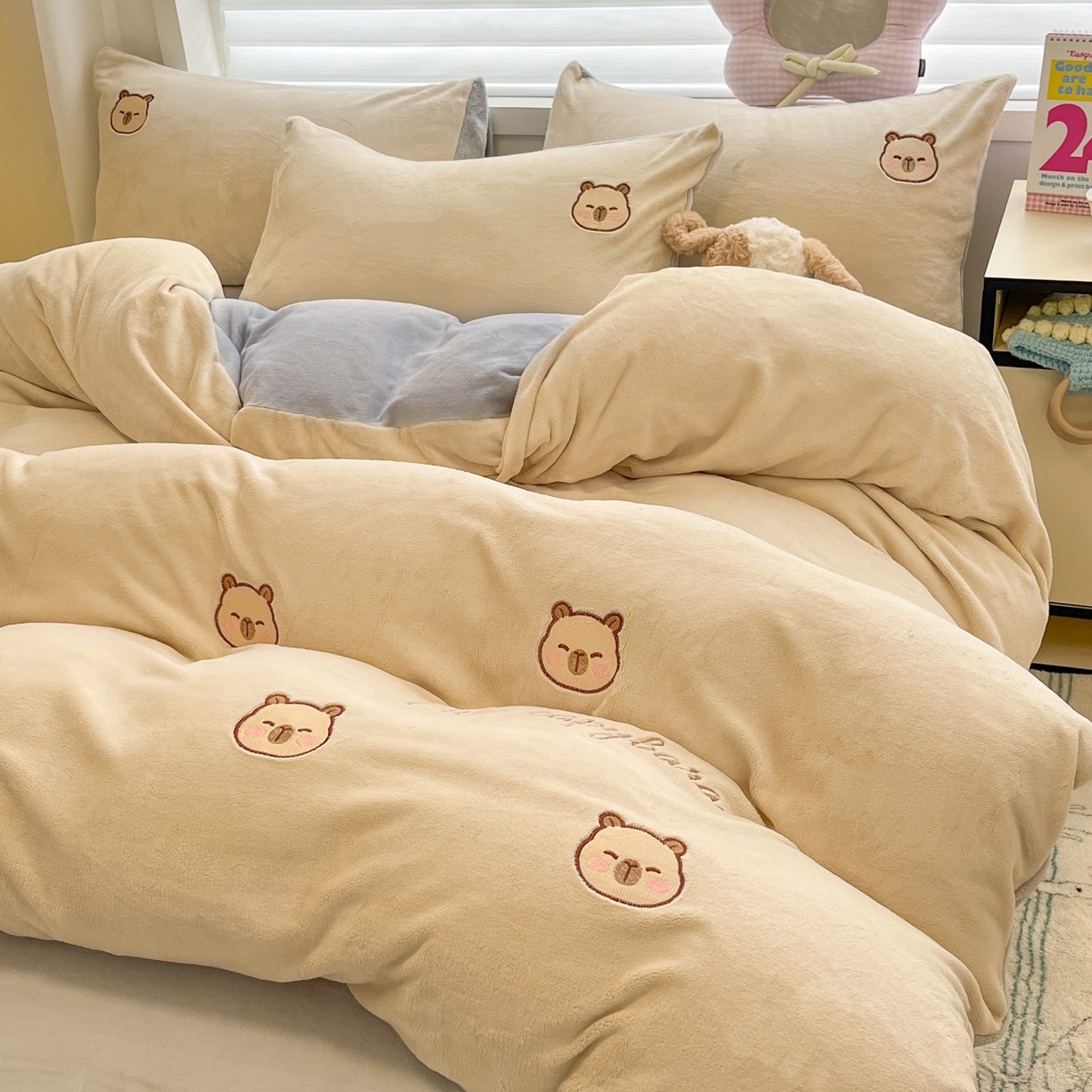 91家纺网 家纺一手货源 找家纺 如一 2025新款200克缸染高克重精绣牛奶绒四件套 绒-卡皮巴拉-杏灰