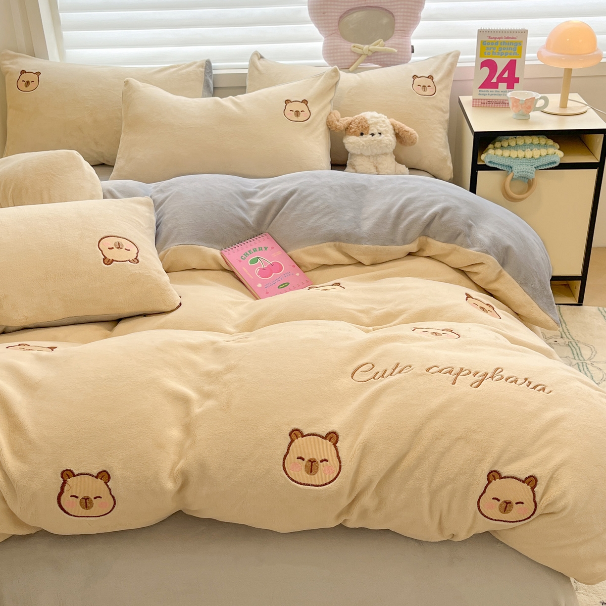 91家纺网 家纺一手货源 找家纺 如一 2025新款200克缸染高克重精绣牛奶绒四件套 绒-卡皮巴拉-杏灰