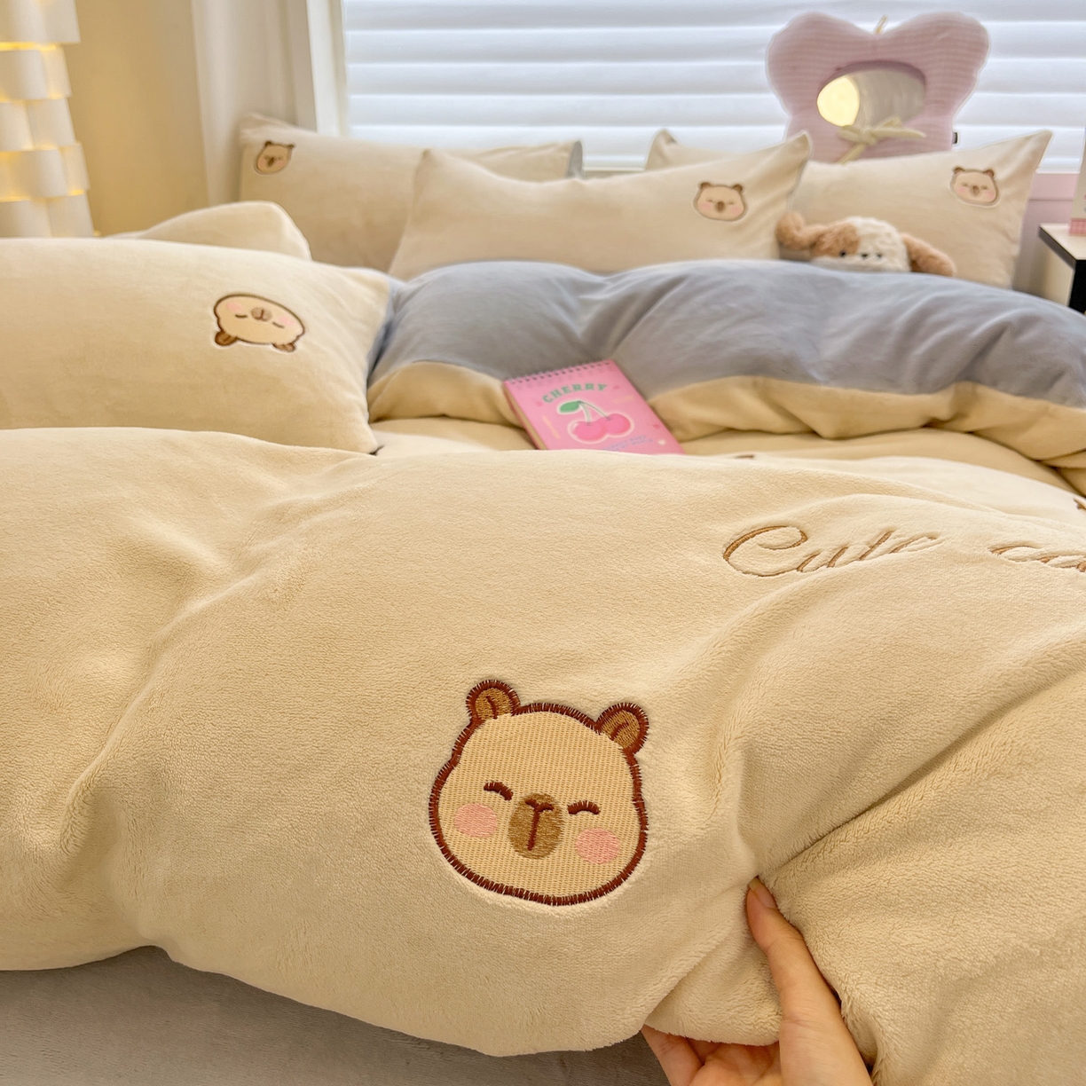 91家纺网 家纺一手货源 找家纺 如一 2025新款200克缸染高克重精绣牛奶绒四件套 绒-卡皮巴拉-杏灰