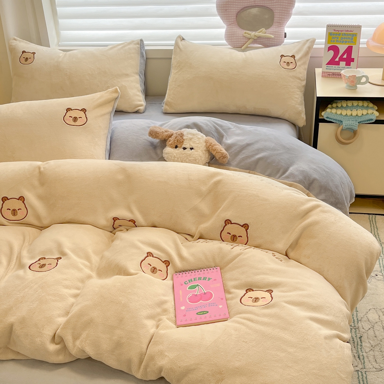 91家纺网 家纺一手货源 找家纺 如一 2025新款200克缸染高克重精绣牛奶绒四件套 绒-卡皮巴拉-杏灰