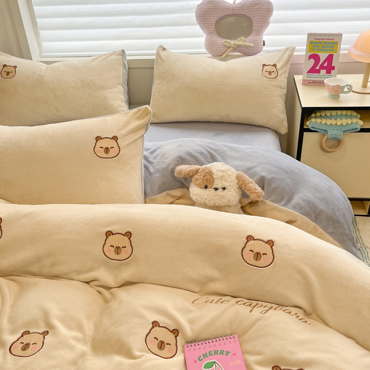 91家纺网 家纺一手货源 找家纺 如一 2025新款200克缸染高克重精绣牛奶绒四件套 绒-卡皮巴拉-杏灰