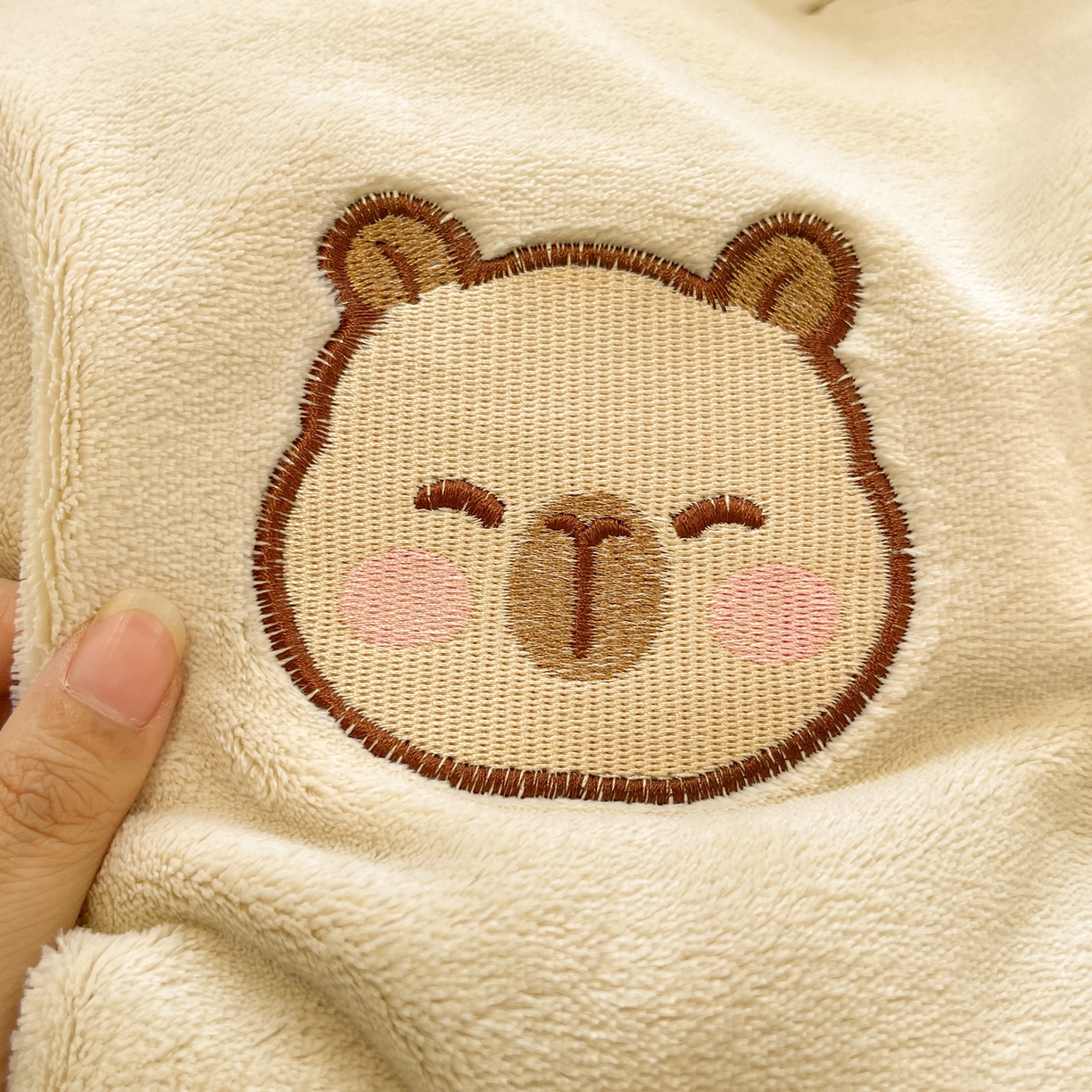 91家纺网 家纺一手货源 找家纺 如一 2025新款200克缸染高克重精绣牛奶绒四件套 绒-卡皮巴拉-杏灰