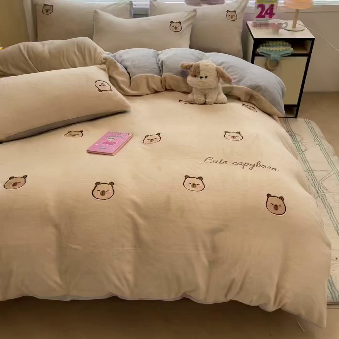 91家纺网 家纺一手货源 找家纺 如一 2025新款200克缸染高克重精绣牛奶绒四件套 绒-卡皮巴拉-杏灰