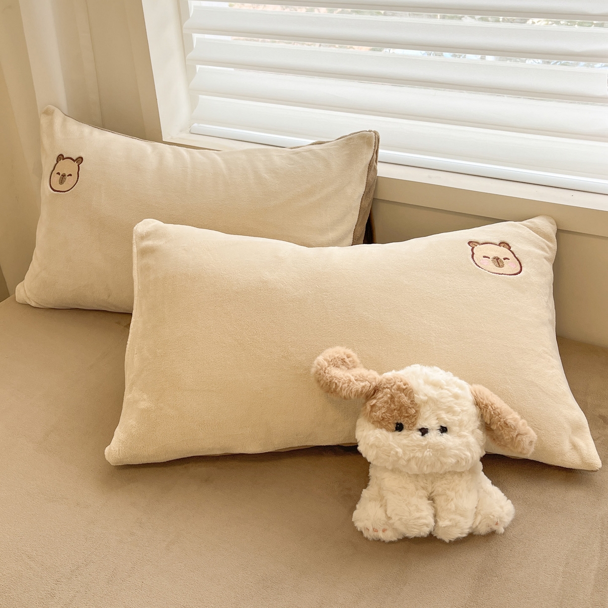 91家纺网 家纺一手货源 找家纺 如一 2025新款200克缸染高克重精绣牛奶绒四件套 绒-卡皮巴拉-杏咖