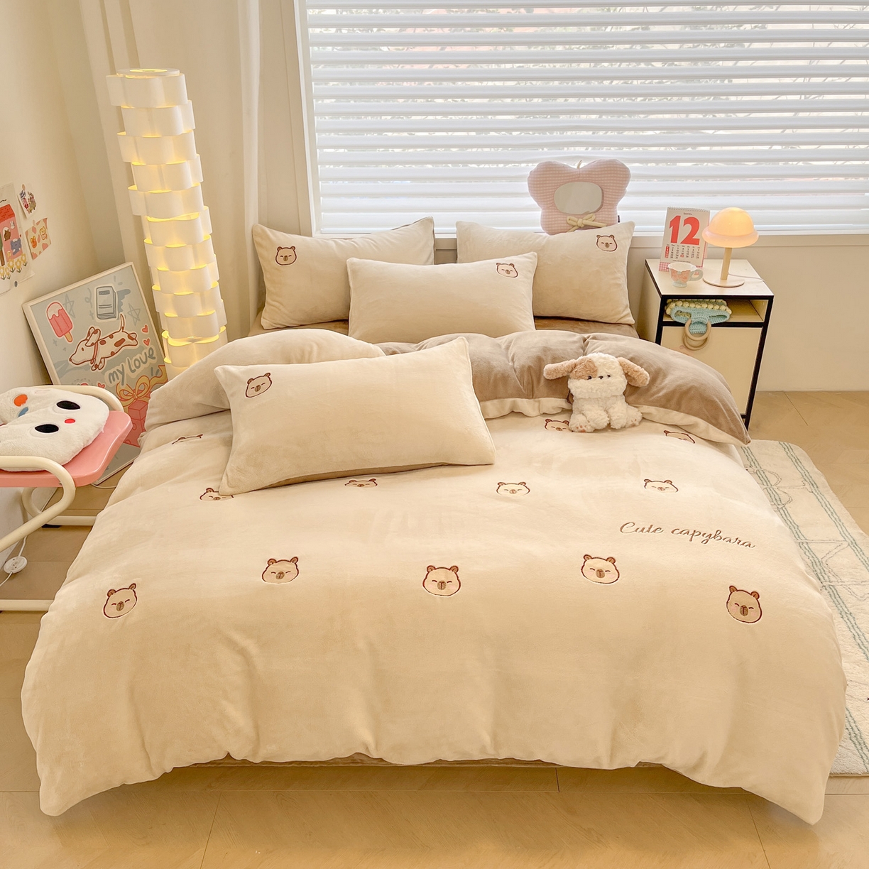 91家纺网 家纺一手货源 找家纺 如一 2025新款200克缸染高克重精绣牛奶绒四件套 绒-卡皮巴拉-杏咖