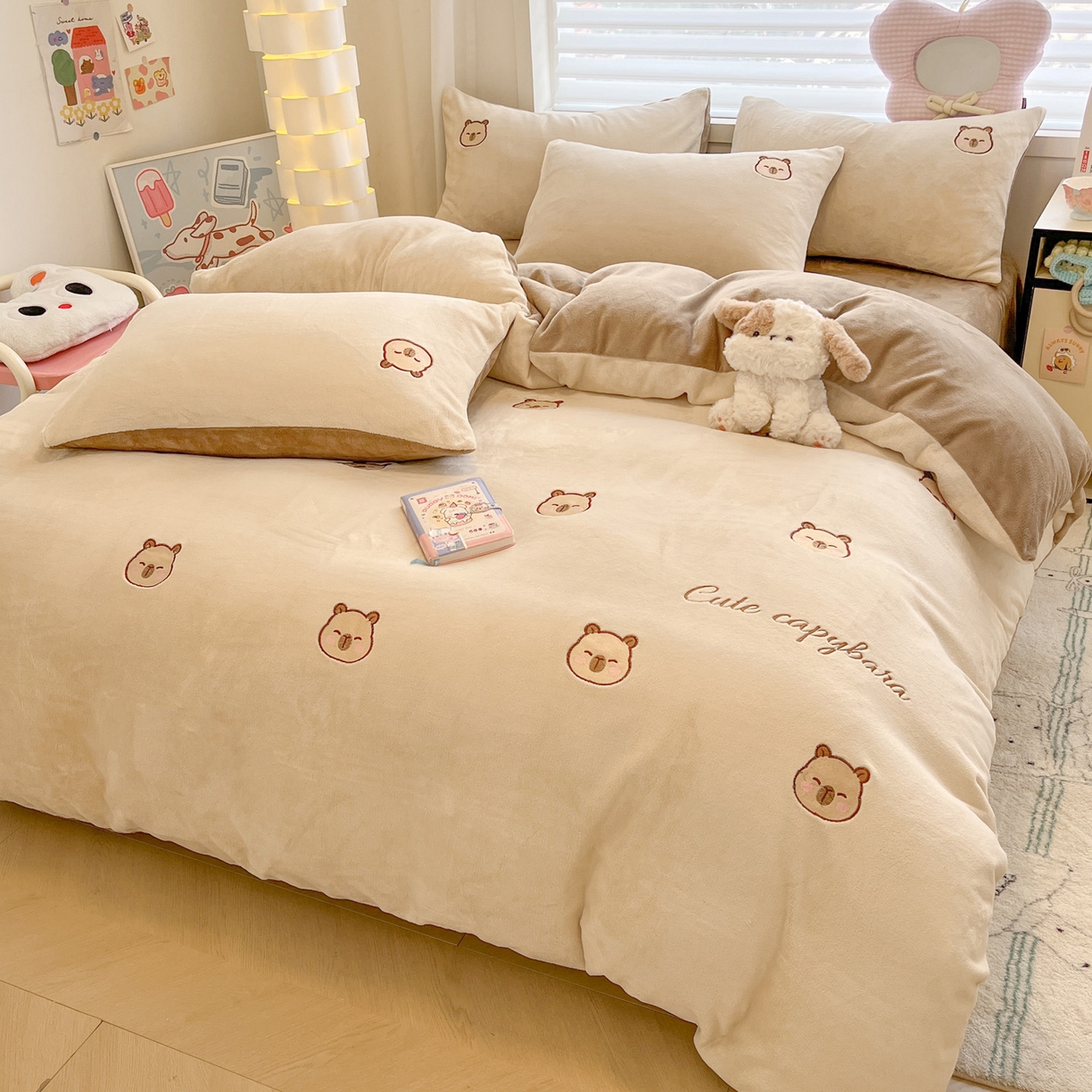 91家纺网 家纺一手货源 找家纺 如一 2025新款200克缸染高克重精绣牛奶绒四件套 绒-卡皮巴拉-杏咖