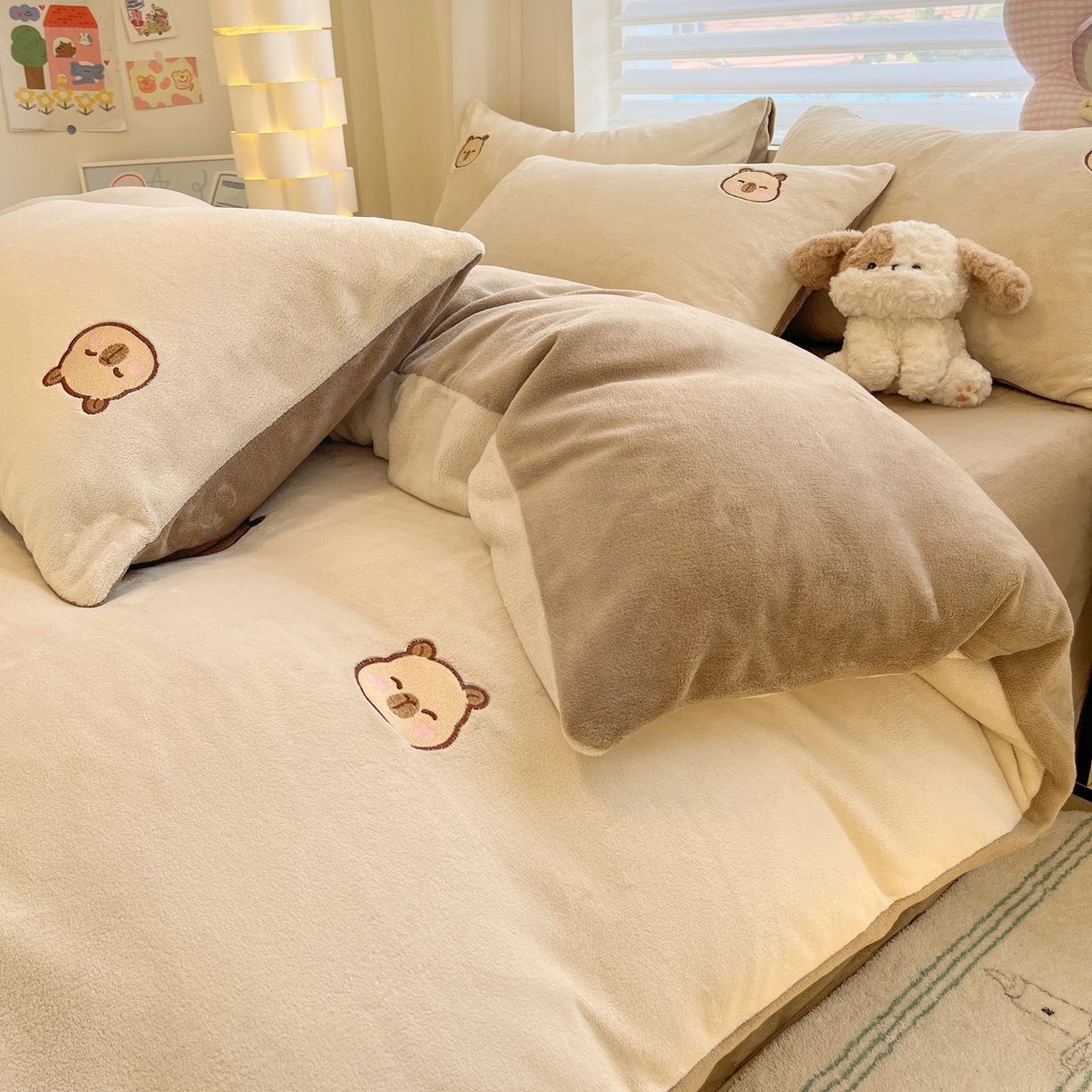91家纺网 家纺一手货源 找家纺 如一 2025新款200克缸染高克重精绣牛奶绒四件套 绒-卡皮巴拉-杏咖
