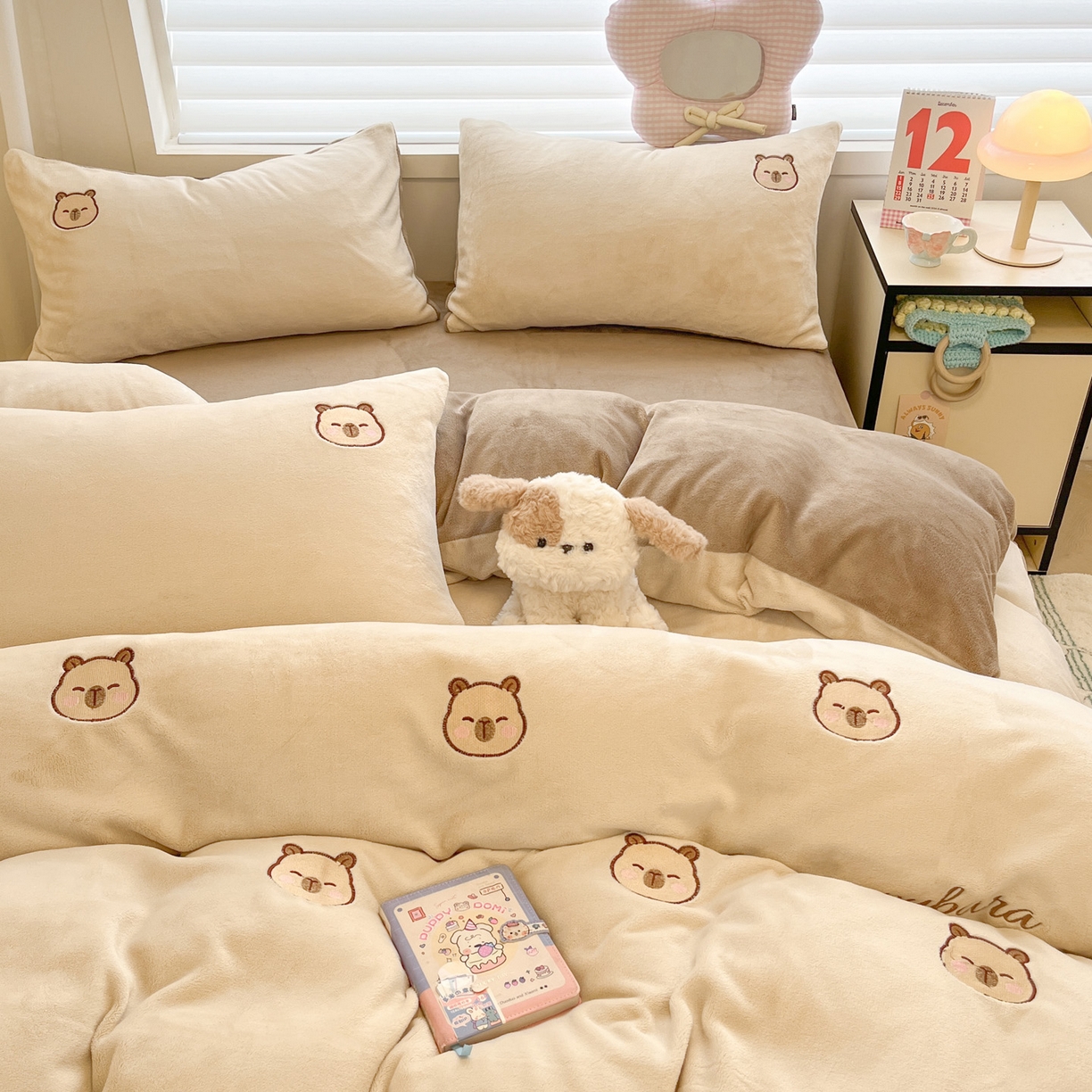 91家纺网 家纺一手货源 找家纺 如一 2025新款200克缸染高克重精绣牛奶绒四件套 绒-卡皮巴拉-杏咖