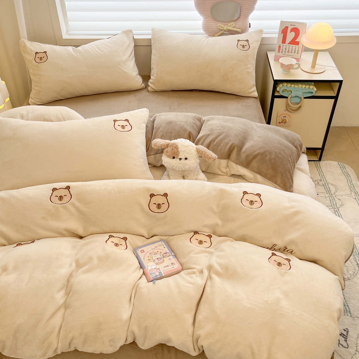 91家纺网 家纺一手货源 找家纺 如一 2025新款200克缸染高克重精绣牛奶绒四件套 绒-卡皮巴拉-杏咖