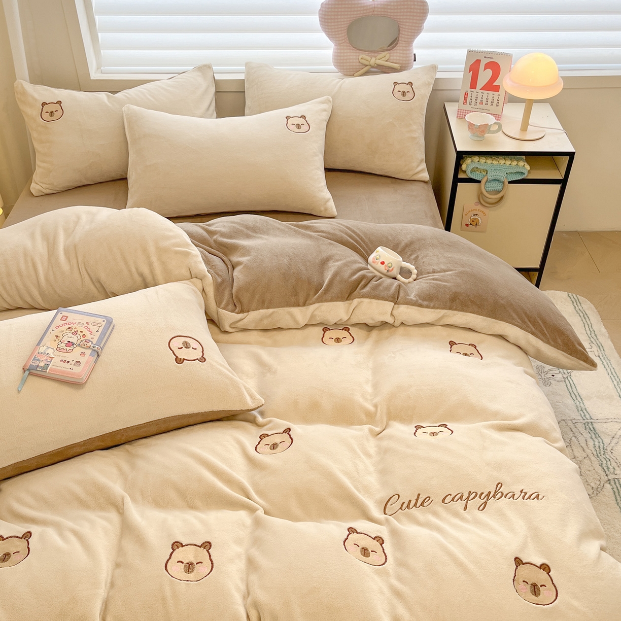 91家纺网 家纺一手货源 找家纺 如一 2025新款200克缸染高克重精绣牛奶绒四件套 绒-卡皮巴拉-杏咖